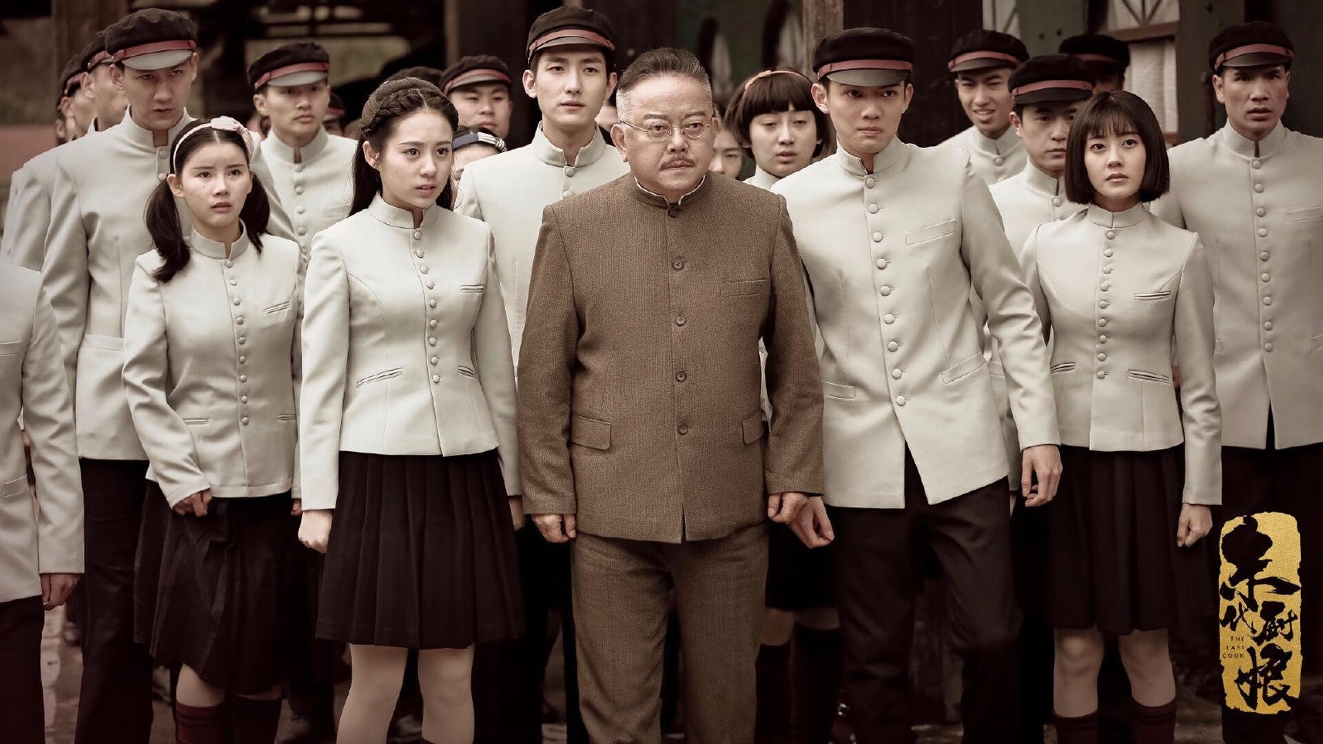 开云·体育官网-法甲天王之战：巴黎PK马赛，冠军归属悬念重重，巴黎对阵马赛现场球迷竖起巨幅龙珠tifo